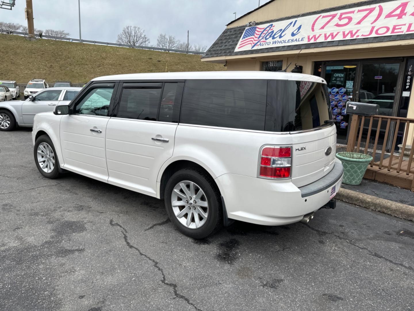 2011 WHITE Ford Flex SEL FWD (2FMGK5CC4BB) with an 3.5L V6 DOHC 24V engine, 6-Speed Automatic Overdrive transmission, located at 5700 Curlew Drive, Norfolk, VA, 23502, (757) 455-6330, 36.841885, -76.209412 - Photo#1